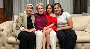 AYŞE ATEŞ, MERAL AKŞENER'İ EVİNDE ZİYARET ETTİ