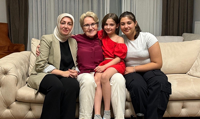 AYŞE ATEŞ, MERAL AKŞENER'İ EVİNDE ZİYARET ETTİ