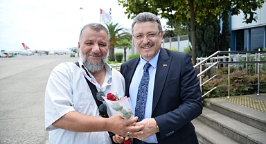 MEMLEKETE DÖNEN HACILAR ÇİÇEKLERLE KARŞILANDI