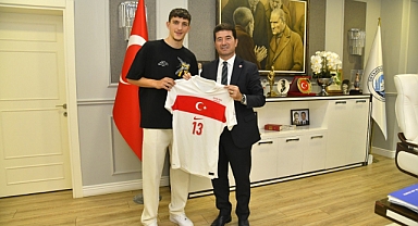 AHMETCAN KAPLAN, MİLLİ TAKIM FORMASINI BAŞKAN KAYA'YA HEDİYE ETTİ
