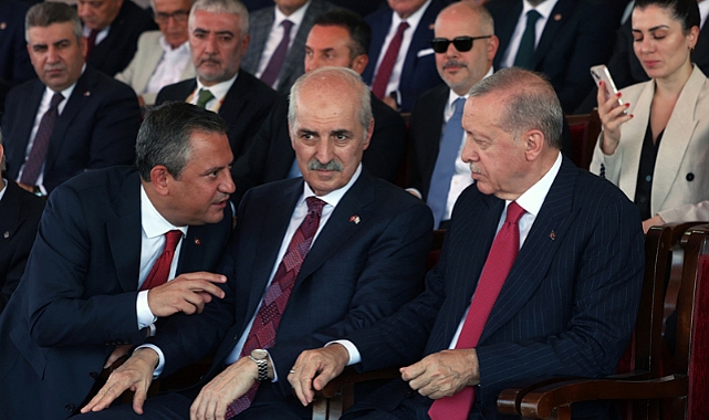 ERDOĞAN VE ÖZEL, KIBRIS'TA YAN YANA GELDİ: YAKIN TEMAS