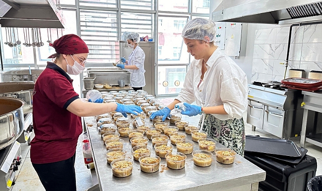 ORTAHİSAR BELEDİYESİ 700 KİŞİLİK AŞURE DAĞITTI