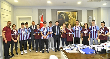 ŞAMPİYON SPORCU, MADALYASINI BAŞKAN KAYA’YA ARMAĞAN ETTİ
