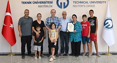 REKTÖR, 80 YAŞINDAKİ KTÜ MEZUNUNA DİPLOMASINI TAKDİM ETTİ