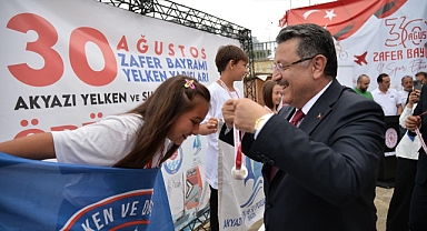 ZAFER BAYRAMI COŞKUSUYLA YELKENLER FORA