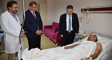 BAŞKAN GENÇ SELDE YARALANAN TİSKİ ÇALIŞANINI ZİYARET ETTİ