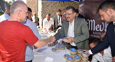 BAŞKAN GENÇ’TEN MEVLİT KANDİLİNDE HELVA İKRAMI