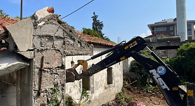 BÜYÜKŞEHİR'DEN ÇÖMLEKÇİ'DEKİ METRUK YAPILARA MÜDAHALE