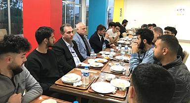 BAŞKAN AZİZOĞLU SÜRMENE’DE ÖĞRENCİLERİN YEMEK İKRAM ETTİ