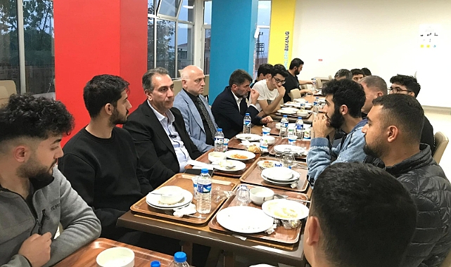 BAŞKAN AZİZOĞLU SÜRMENE’DE ÖĞRENCİLERİN YEMEK İKRAM ETTİ
