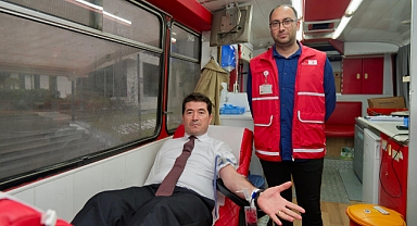BAŞKANI AHMET KAYA VE BELEDİYE PERSONELİ KAN BAĞIŞINDA BULUNDU