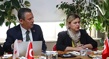 ÖZGÜR ÖZEL: DARBEYE KARŞI DİMDİK AYAKTAYIZ