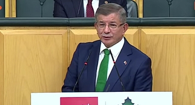 AHMET DAVUTOĞLU KÜRSÜDE AĞLADI: ÇOCUKLARIMIZI KORUYAMADIK