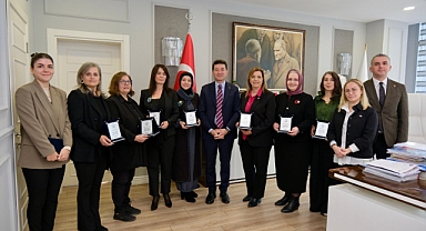 BAŞKAN KAYA, MOR PAZAR'IN GÖNÜLLÜ KADIN ÇALIŞANLARINA PLAKET TAKDİM ETTİ