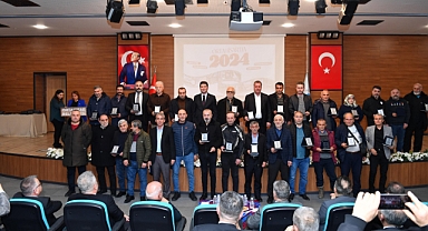 ORTAHİSAR’DA 2024 YIL SONU PROGRAMINDA MUTLU BİR AİLE FOTOĞRAFI İLE BİRLİK VE BERABERLİK MESAJI VERİLDİ