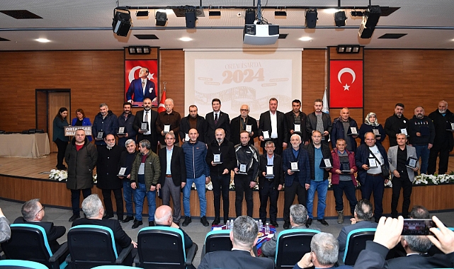 ORTAHİSAR’DA 2024 YIL SONU PROGRAMINDA MUTLU BİR AİLE FOTOĞRAFI İLE BİRLİK VE BERABERLİK MESAJI VERİLDİ