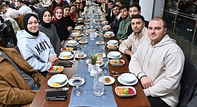 REKTÖR ÇUVALCI, TEKNOLOJİYE YÖN VEREN ÖĞRENCİLERLE BİR ARADA