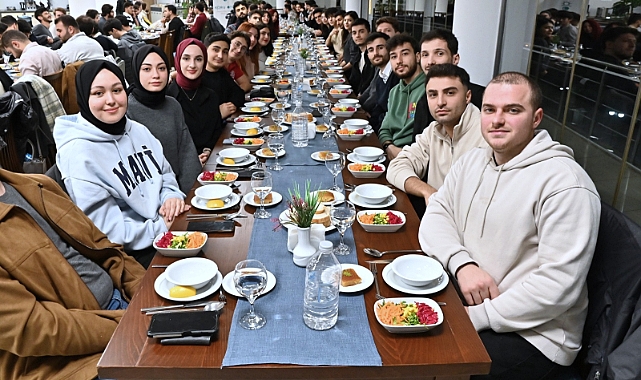 REKTÖR ÇUVALCI, TEKNOLOJİYE YÖN VEREN ÖĞRENCİLERLE BİR ARADA