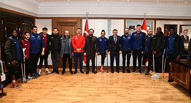 BAŞKAN GENÇ’E ŞAMPİYONLUK SÖZÜ VERDİLER