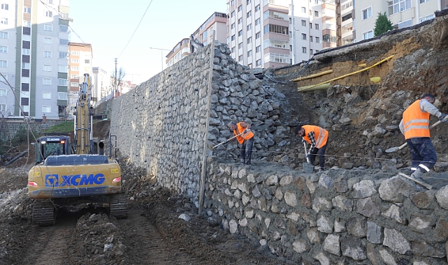 BÜYÜKŞEHİR’DEN ÇÖKEN İSTİNAT DUVARINA MÜDAHALE