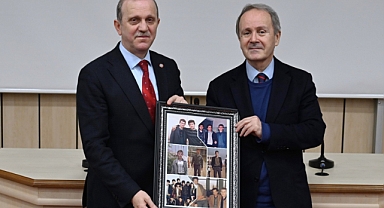KTÜ REKTÖRÜ, FEN FAKÜLTESİ BİLİM SÖYLEŞİLERİNDE, ÖĞRENCİLERLE BİR ARAYA GELDİ