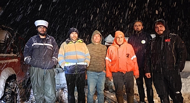 MEZRADA MAHSUR KALAN ÇOBAN VE KOYUN SÜRÜSÜNÜN İMDADINA BÜYÜKŞEHİR'İN TİSKİ EKİBİ YETİŞTİ