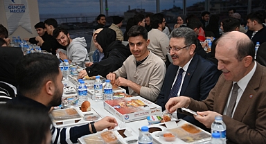 BAŞKAN GENÇ, KTÜ’DE ÖĞRENCİLERLE İFTARDA BULUŞTU
