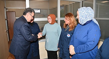BAŞKAN GENÇ’TEN KADIN PERSONELE ANLAMLI JEST