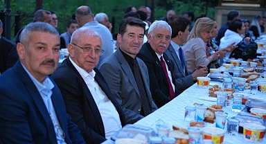 BAŞKAN KAYA, RAMAZAN’IN SON İFTARINI HASAN İMAMOĞLU İLE BİRLİKTE YEŞİLBÜK MAHALLESİ’NDE YAPTI