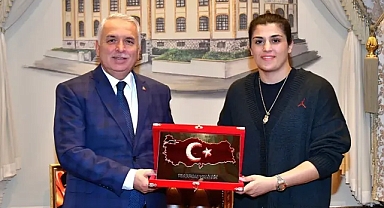 TRABZON VALİSİ, ŞAMPİYON BUSENAZ SÜRMENELİ’Yİ TEBRİK ETTİ