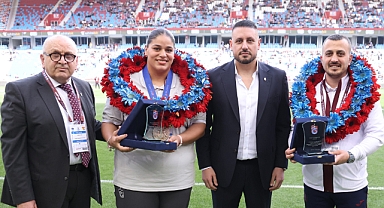 TRABZONSPOR, DÜNYA ŞAMPİYONU HAVVANUR KETHÜDA VE ANTRENÖRÜ MUHAMMET ÇAT’I ONURLANDIRDI