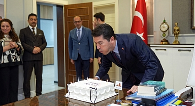 BAŞKAN KAYA’YA SÜRPRİZ DOĞUM GÜNÜ KUTLAMASI