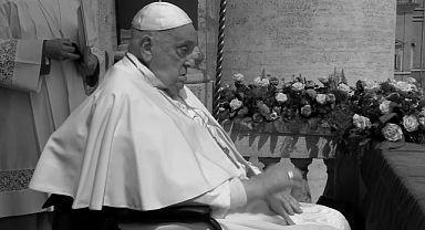 KATOLİK DÜNYASININ LİDERİ PAPA ÖLDÜ