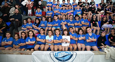 MİNİK YÜZÜCÜLER, 23 NİSAN YÜZME ŞENLİĞİNDE YETENEKLERİNİ SERGİLEDİ