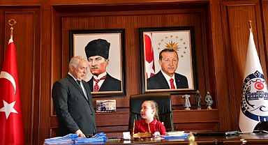 VALİ YILDIRIM, 23 NİSAN’DA KOLTUĞUNU ÇOCUKLARA DEVRETTİ