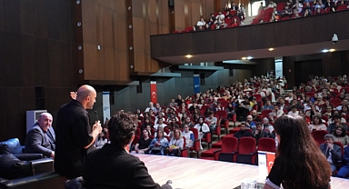 ALPER KUL KTÜ’DE ÖĞRENCİLERLE BULUŞTU: KARİYER VE TİYATRO ÜZERİNE İLHAM VEREN SÖYLEŞİ