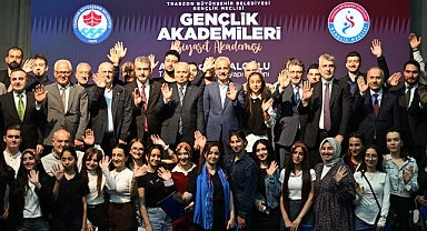 BAKAN URALOĞLU TRABZON'DA GENÇLERLE BULUŞTU
