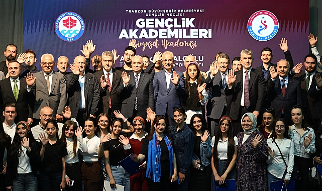 BAKAN URALOĞLU TRABZON'DA GENÇLERLE BULUŞTU