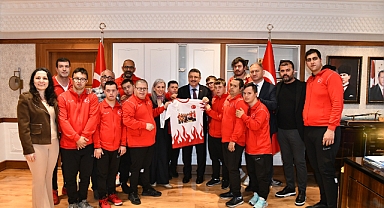 BAŞKAN GENÇ’TEN DOWN SENDROMLU MİLLİ SPORCULARA DESTEK