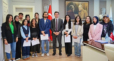 BAŞKAN KAYA, 23 NİSAN FESTİVALİNE KATKI SAĞLAYAN ÖĞRENCİLERE TEŞEKKÜR BELGESİ VERDİ