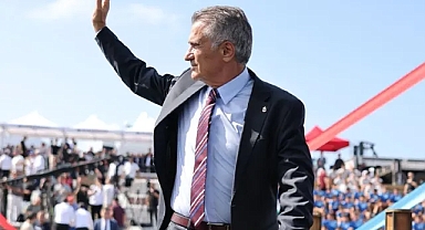 EFSANE GERİ DÖNDÜ AMA BU KEZ TAKIM ELBİSEYLE!