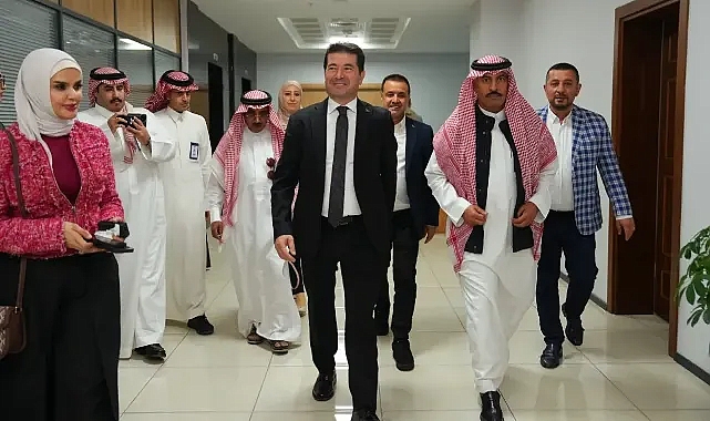 KÖRFEZ GAZETECİLERİ TRABZON’DA BAŞKAN KAYA’YI ZİYARET ETTİ