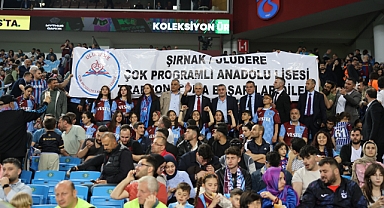 ULUDERELİ ÖĞRENCİLER TRABZONSPOR’A TRİBÜNDEN DESTEK VERDİ