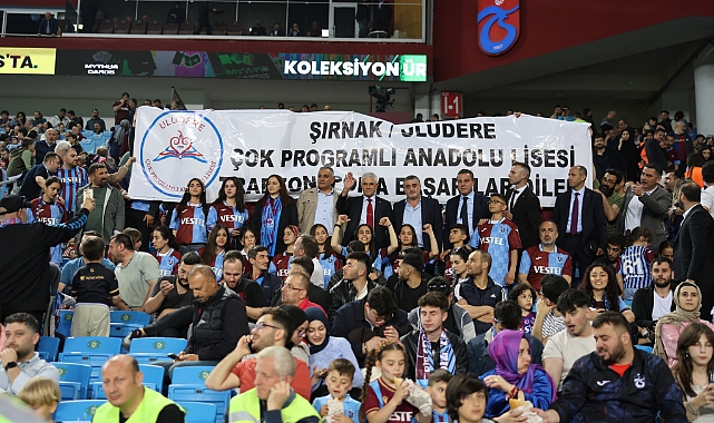 ULUDERELİ ÖĞRENCİLER TRABZONSPOR’A TRİBÜNDEN DESTEK VERDİ