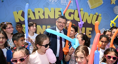 BAŞKAN GENÇ, ÇOCUKLARIN KARNE SEVİNCİNE ORTAK OLDU