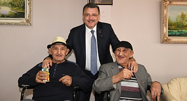 BAŞKAN GENÇ'TEN HUZUREVİ SAKİNLERİNE BAYRAM ZİYARETİ