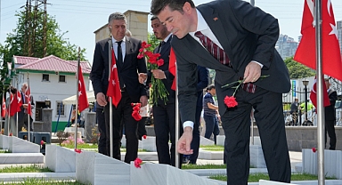BAŞKAN KAYA, BAYRAM ARİFESİNDE ŞEHİTLİĞİ ZİYARET ETTİ