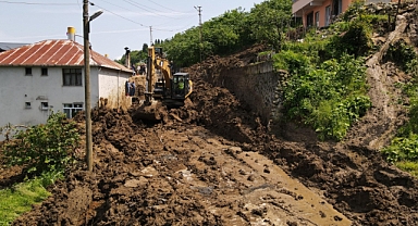 ORTAHİSAR BELEDİYESİ, AĞILLI'DA YAŞANAN HEYELANA MÜDAHALE ETTİ