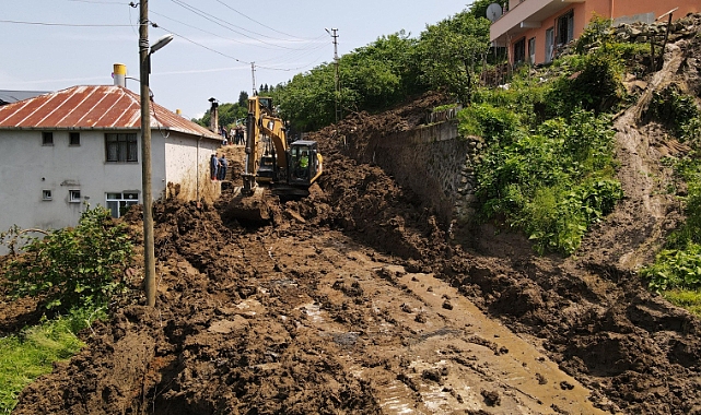 ORTAHİSAR BELEDİYESİ, AĞILLI'DA YAŞANAN HEYELANA MÜDAHALE ETTİ