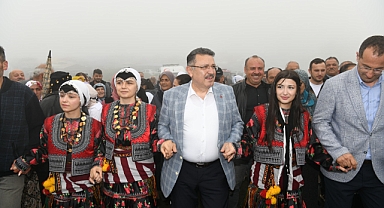 BAŞKAN GENÇ’TEN HIDIRNEBİ ŞÖLENİ’NDE YOL SÖZÜ: “ŞENLİKTEN ÖNCE BİTİRECEĞİZ”